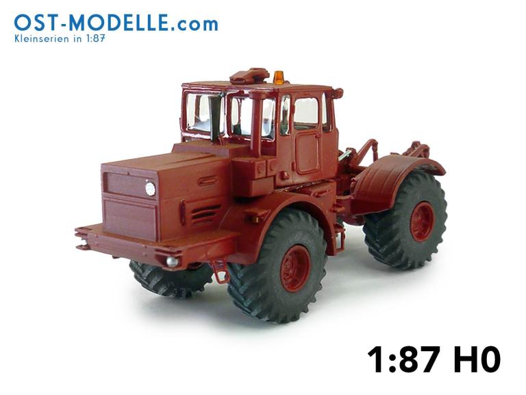 Traktor Kirovets K701 rot mit Motorverkleidung